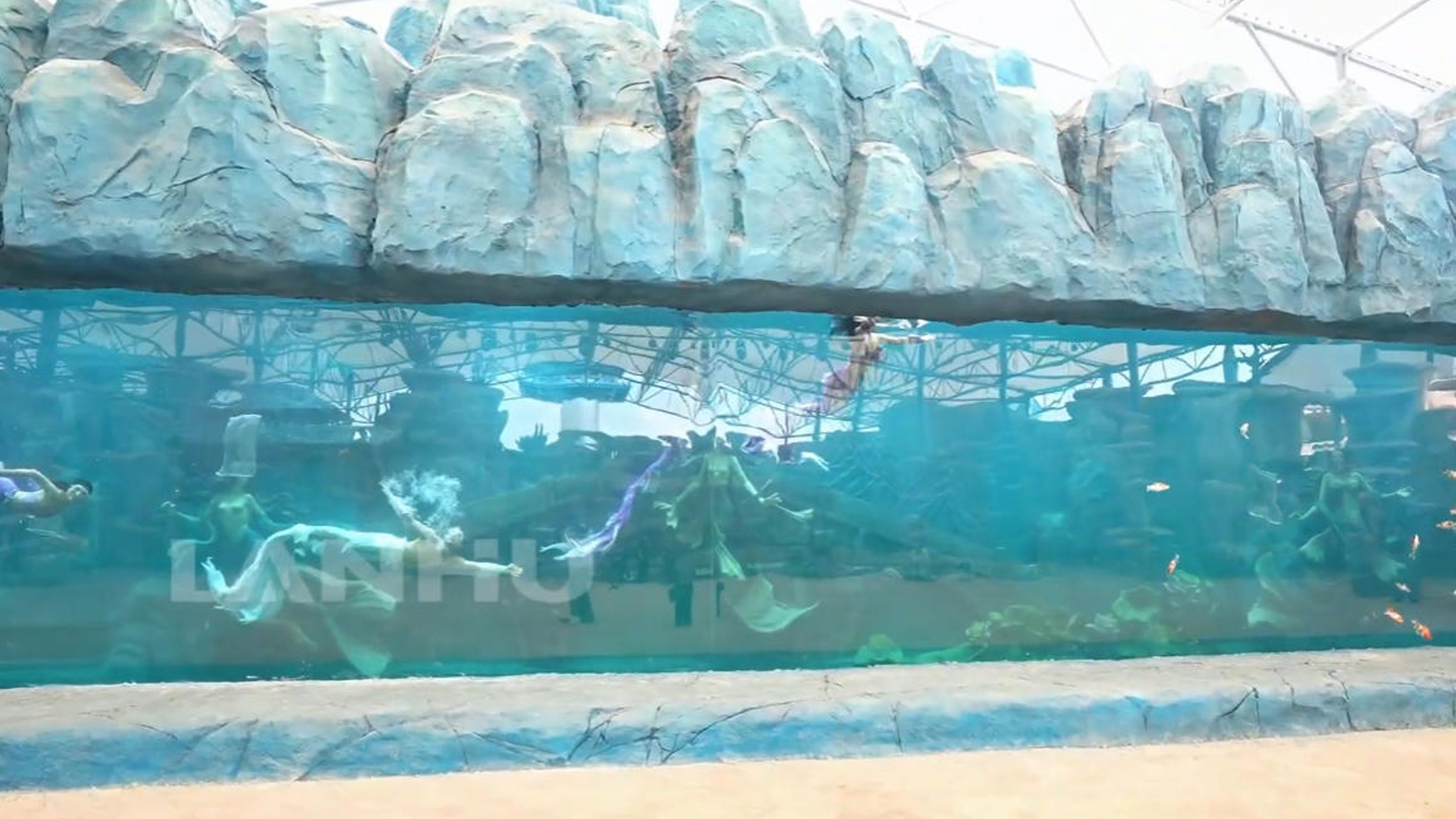 wuqiao-aquarium-project-25-meter-long-acrylic-viewing-window-with-250-mm-thickness0.jpg
