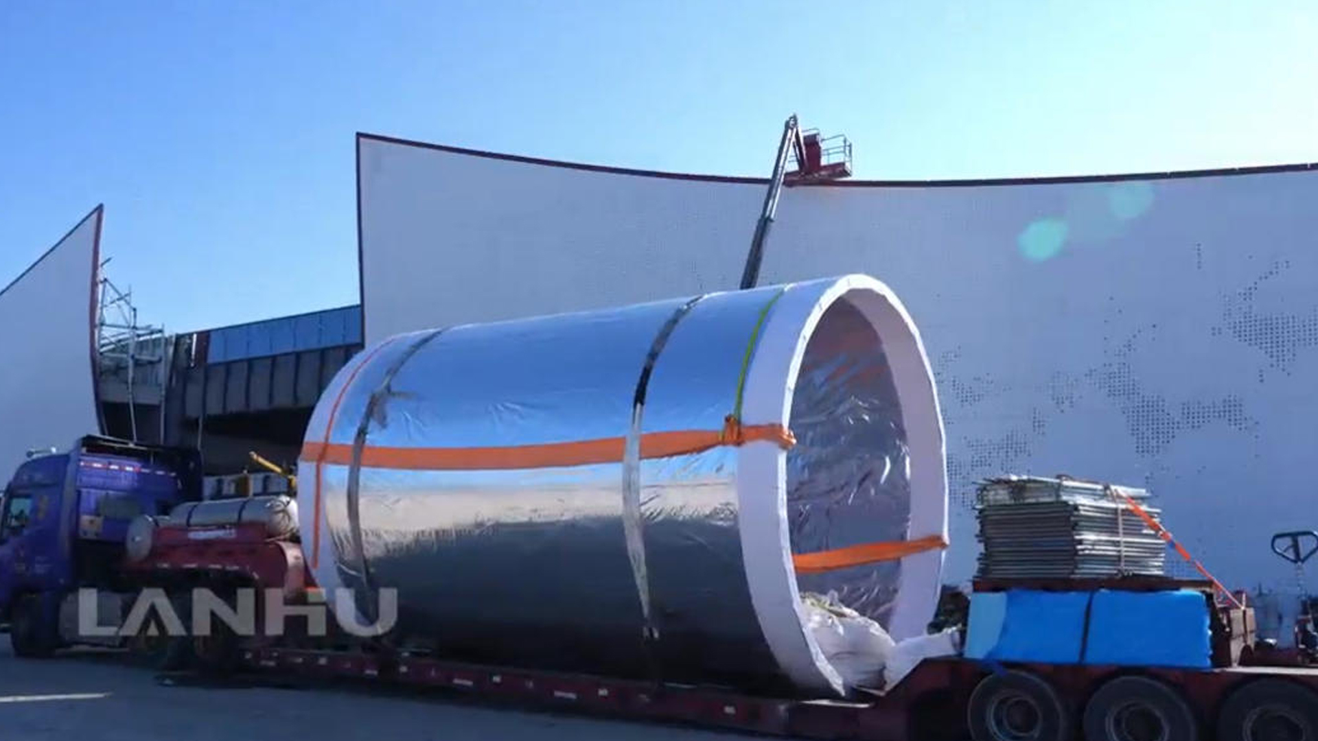 Large-Cylindrical-Acrylic-Aquarium-Installation00.jpg